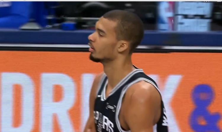 mk体育官网-太高了！文班突破手肘打到克里斯蒂脸部 吃到本场第二个进攻犯规